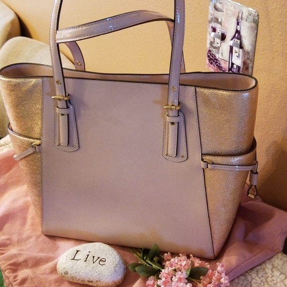 Michael Kors Handbags - 💕New pink Michael Kors Voyager 💕